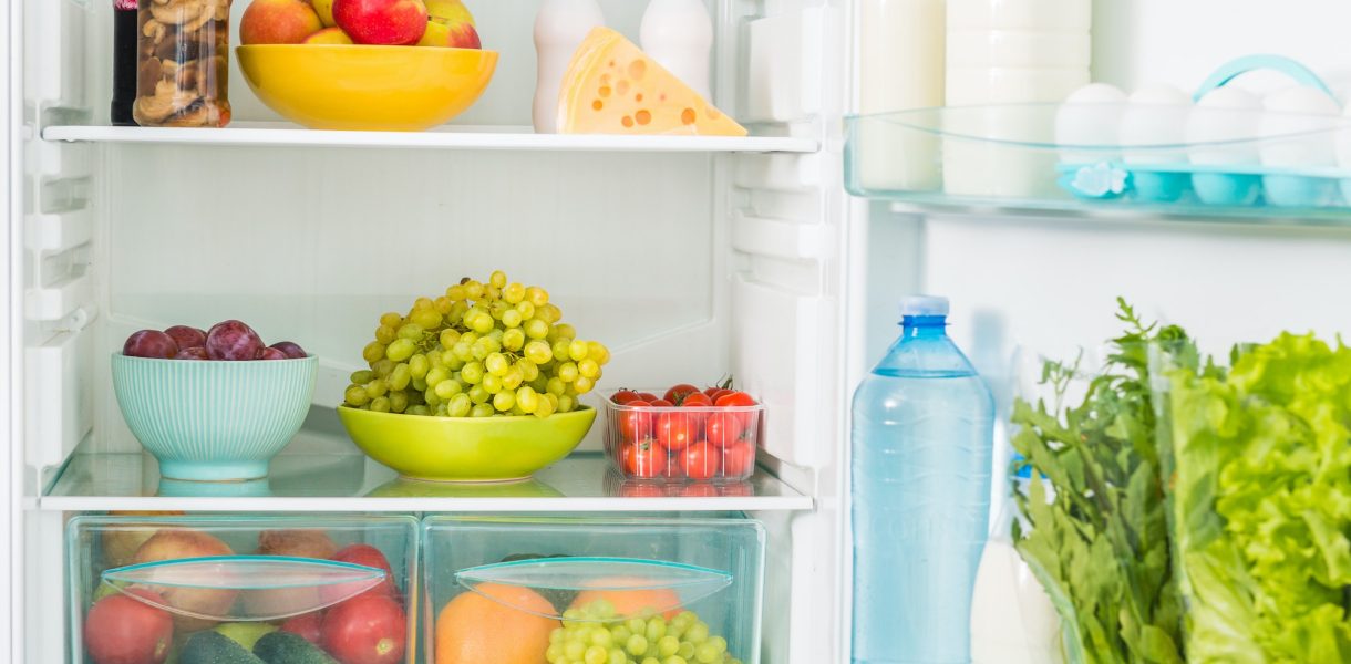 5 objets à ne pas conserver dans la porte de votre réfrigérateur