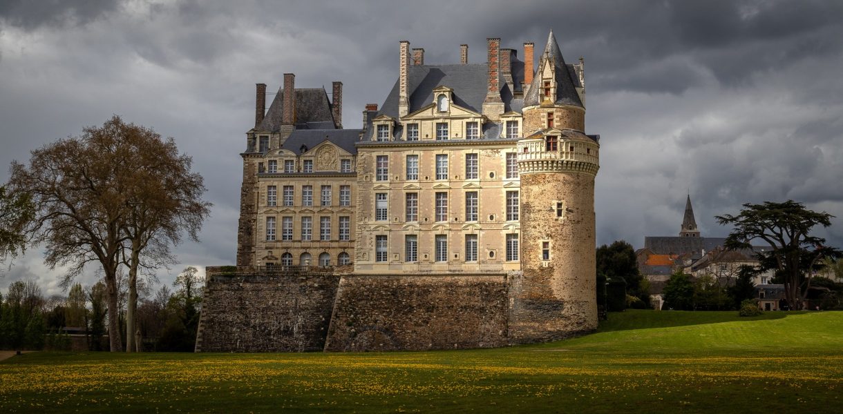 Le Mystère du Château de Brissac : Histoire Captivante et Paranormale