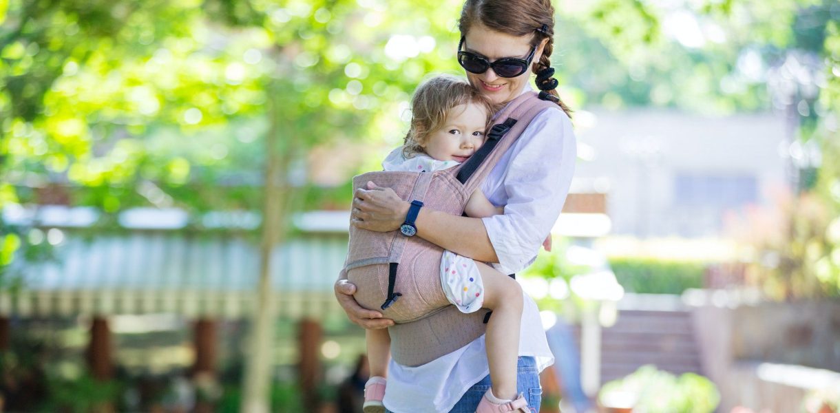 Portage ou landau : Choisissez le meilleur moyen de transport pour votre bébé