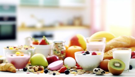 Un assortiment de petits-déjeuners sains et légers, comprenant des fruits, des yaourts, des céréales complètes et des œufs.