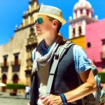 Un panorama de la ville de Mexico avec ses bâtiments colorés et sa vie trépidante, des plages de Cancun aux eaux turquoise et sable blanc, et un site archéologique maya dans la jungle.